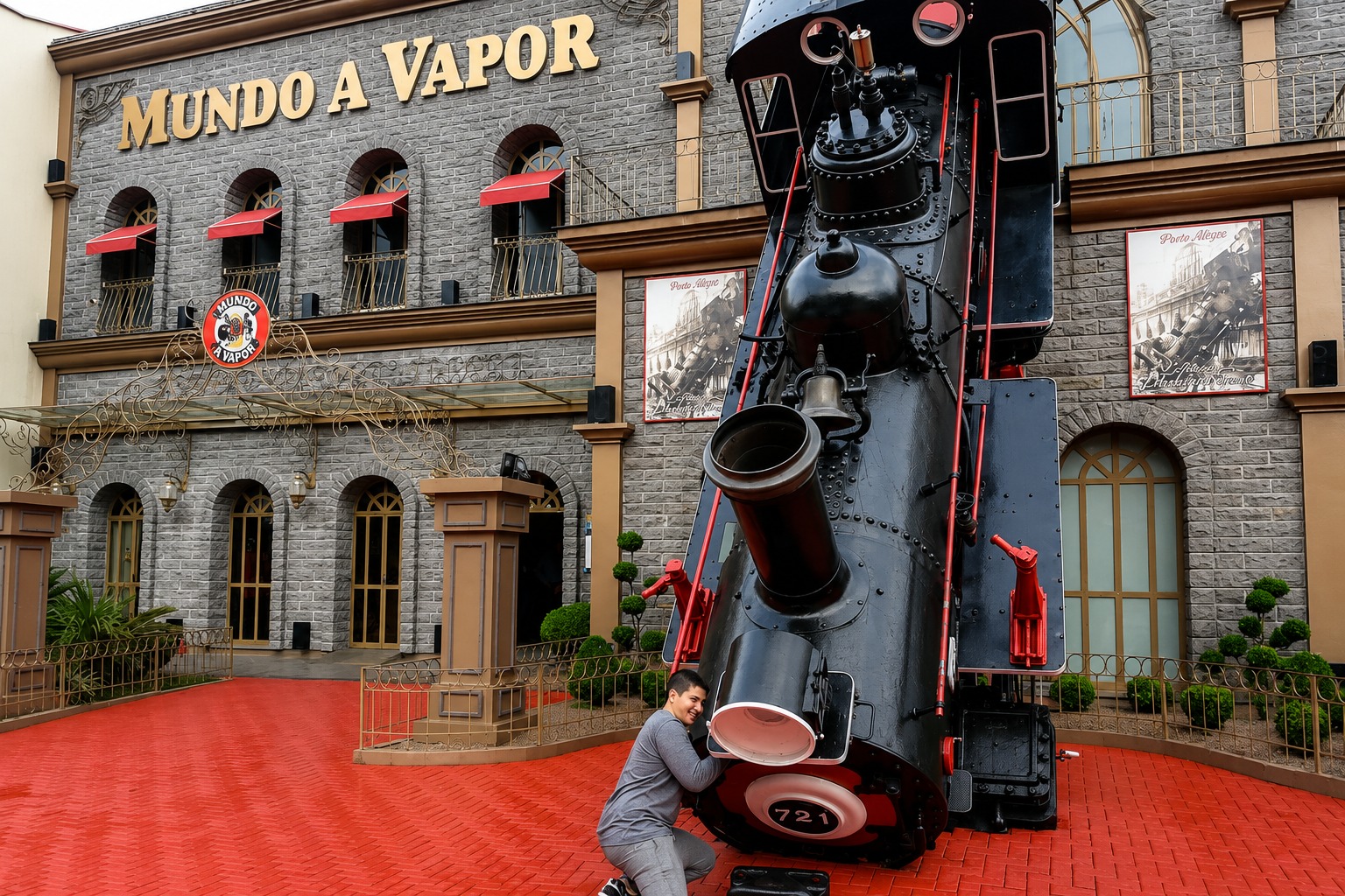 Criança no Mundo a Vapor segurando trem