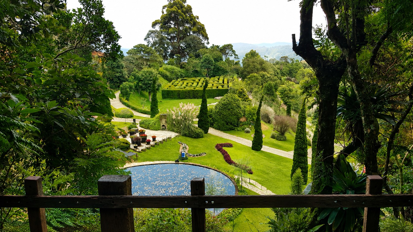 Vista panorâmica dos jardins do Amantikir em Campos do Jordão